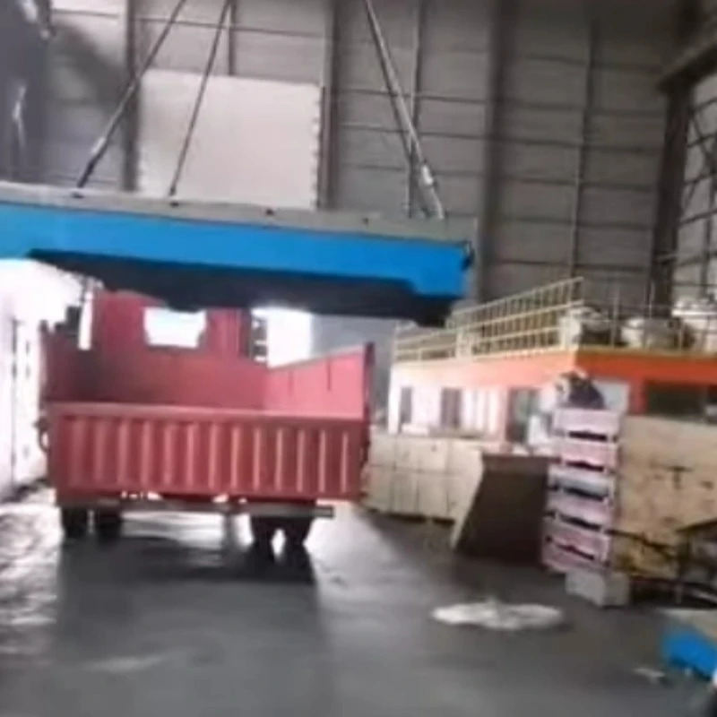 La plataforma d’inspecció de ferro fundit s’està carregant al vehicle per a l’enviament